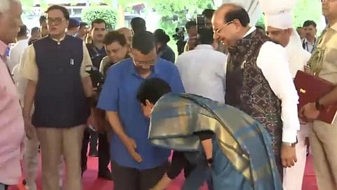 டெல்லி முதல்வராக ஆதிஷி சிங் மர்லேனா நேற்று பொறுப்பேற்றுக் கொண்டார். பதவியேற்பு நிகழ்ச்சிக்கு பின்னர் ஆம் ஆத்மி கட்சியின் தேசிய ஒருங்கிணைப்பாளரான அர்விந்த் கேஜ்ரிவாலிடம் காலில் விழுந்து ஆசி பெறுகிறார் முதல்வர் ஆதிஷி.