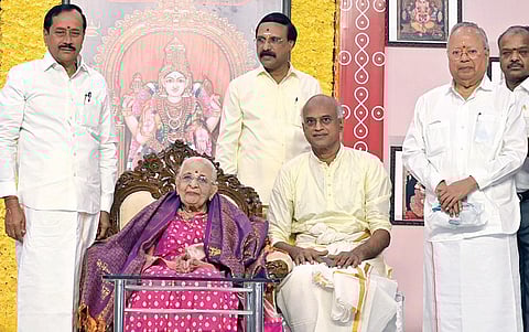 செட்டிநாடு வித்யாஷ்ரம் பள்ளி குழும நிறுவனர் மீனா முத்தையாவின் 90-வது பிறந்தநாள் விழா சென்னையில் நடைபெ ற்றது. பாஜக
ஒருங்கிணைப்பு குழு தலைவர் எச்.ராஜா, தொழிலதிபர் நல்லிகுப்புசாமி உள்ளிட்டோர் மீனா முத்தையாவுக்கு வாழ்த்து தெரிவித்தனர். உடன்
அவரது மகன் எம்.ஏ.எம்.எம்.அண்ணாமலை. | படம் : எஸ்.சத்தியசீலன் |