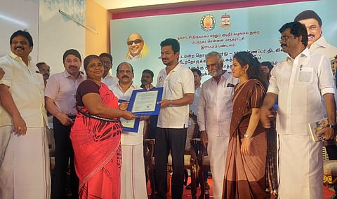 சென்னை கண்ணப்பர் திடல் பயனாளிகள் 114 பேருக்கு நகர்ப்புற வாழ்விட மேம்பாட்டு வாரிய வீடு ஒதுக்கீட்டு ஆணைகளை அமைச்சர் உதயநிதி வழங்கினார். உடன் அமைச்சர்கள் பி.கே.சேகர்பாபு, தா.மோ.அன்பரசன், தயாநிதி மாறன் எம்பி, எம்எல்ஏக்கள் இ.கருணாநிதி, தாயகம் கவி, மாநகராட்சி மேயர் ஆர்.பிரியா, துணை மேயர் மு.மகேஷ்குமார், மாநகராட்சி ஆணையர் ஜெ.குமரகுருபரன் உள்ளிட்டோர். படம்: ச.கார்த்திகேயன்.