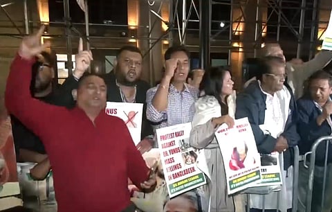 நியூயார்க்கில் ஆர்ப்பாட்டத்தில் ஈடுபட்ட வங்கதேசத்தவர்கள்