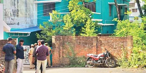 தடை செய்யப்பட்ட ஹிஸ்ப் உத் தஹ்ரிர் அமைப்புக்கு ஆள் சேர்த்த விவகாரம் தொடர்பாக சென்னை ஏழுகிணறு மற்றும் நாகர்கோவில் இளங்கடை பகுதியில் என்ஐஏ அதிகாரிகள் நேற்று சோதனை நடத்தினர்.