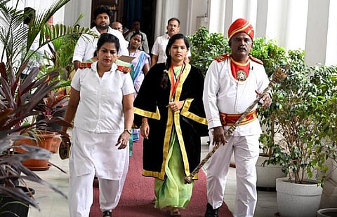 ‘லிப்ஸ்டிக்’ பூசியதால் பெண் டபேதார் இடமாற்றமா? - சென்னை மேயர் அலுவலகம் மறுப்பு