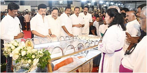 இந்திய சமூக நீதி இயக்கத்தின் தலைவர் பேராயர் எஸ்றா சற்குணம் உடலுக்கு தமிழக முதல்வர் மு.க.ஸ்டாலின் மலர் வளையம் வைத்து அஞ்சலி செலுத்தினார்.