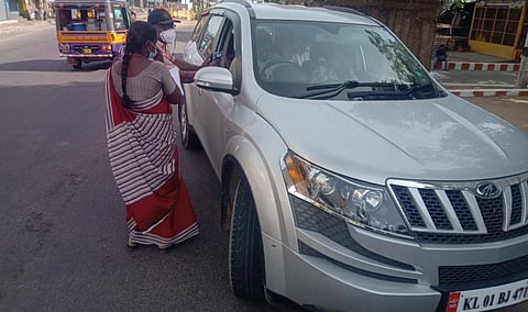 கன்னியாகுமரிக்கு வாகனங்களில் வந்த சுற்றுலாப் பயணிகளிடம் நிபா வைரஸ் காய்ச்சல் பரிசோதனை மேற்கொள்ளும் சுகாதாரத் துறையினர்.