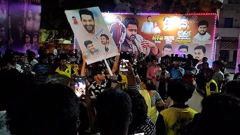 நள்ளிரவு 1 மணிக்கு ‘தேவரா’ முதல் காட்சி: மாலை முதலே கொண்டாட்டத்தை தொடங்கிய ஜூனியர் என்டிஆர் ரசிகர்கள் 