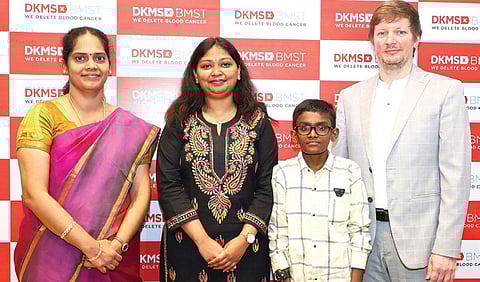 ஸ்டெம் செல் மாற்று அறுவை சிகிச்சைக்குப் பிறகு மரபணு கோளாறு நோயில் இருந்து மீண்ட சிறுவன் செல்வாவுடன் , அரசு மருத்துவர் அருணா ராஜேந்திரன், ஸ்டெம் செல் தானம் அளித்த மருத்துவர் ஸ்மிதா ஜோஷி, டிகே எம்எஸ் - பிஎம்எஸ்டி அறக்கட்டளை தலைமை செயல் அதிகாரி பேட்ரிக் பால் உடன் உள்ளனர்.