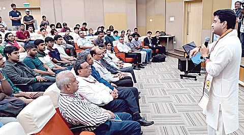 சென்னை ஐஐடியில் நேற்று நடைபெற்ற நிகழ்ச்சியில் மத்திய அமைச்சர் ஜோதிர் ஆதித்ய சிந்தியா மாணவர்களுடன் கலந்துரையாடினார்.