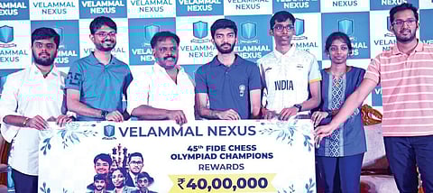 செஸ் ஒலிம்பியாட்டில் தங்கப் பதக்கம் வென்று சாதனை படைத்த  குகேஷ், பிரக்ஞானந்தா, வைஷாலி மற்றும் நான்-பிளேயிங் கேப்டன்  நாத் நாராயணன், பயிற்சியாளர் அர்ஜூன் கல்யாண் ஆகியோருக்கு நேற்று சென்னையில் பாராட்டு விழா நடத்தப்பட்டது. இதில் அவர்களுக்கு ரூ.40 லட்சம் ஊக்கத் தொகையை வேலம்மாள் பள்ளி தாளாளர்எம்.வி.எம்.வேல் மோகன், துணைத் தாளாளர்  ராம் ஆகியோர் வழங்கினார்கள்.