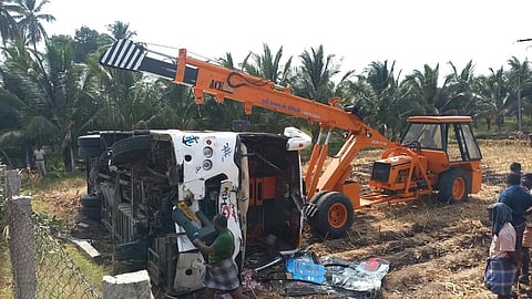 தேனி அருகே பள்ளிச் சுற்றுலா பேருந்து வயலில் கவிழ்ந்து விபத்து: 16 பேருக்கு லேசான காயம்