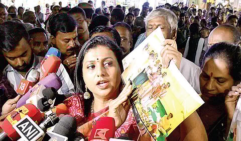 மதுரை மீனாட்சி அம்மன் கோயிலில் நேற்று தரிசனம் செய்த ஆந்திர மாநில முன்னாள் அமைச்சர் நடிகை ரோஜா செய்தியாளர்களிடம் பேசினார். படம்: எஸ்.கிருஷ்ணமூர்த்தி