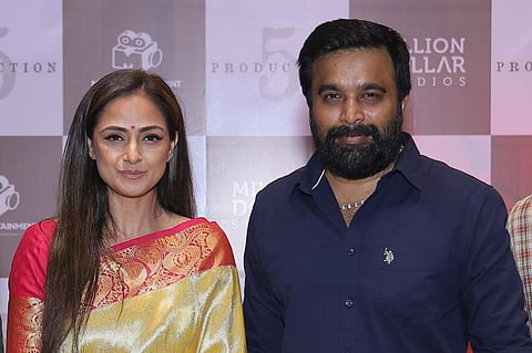 சசிகுமார் - சிம்ரன் நடிக்கும் புதிய படம்: அக்டோபரில் படப்பிடிப்பு தொடக்கம்!