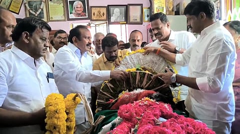 காலமான பாப்பம்மாள் உடலுக்கு அஞ்சலி செலுத்திய அமைச்சர் சு.முத்துசாமி. 