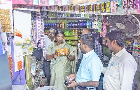 கடைகளில் தடை செய்யப்பட்ட புகையிலை பொருட்கள் விற்பனை செய்யப்படுகிறதா என குமரி மாவட்ட ஆட்சியர் அழகுமீனா ஆய்வு மேற்கொண்டார்.