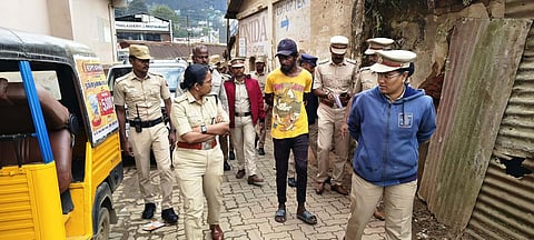 நீலகிரி: கஞ்சா புழக்கத்தை கட்டுப்படுத்த பழைய குற்றவாளிகளின் இடங்களில் எஸ்.பி. நேரில் ஆய்வு