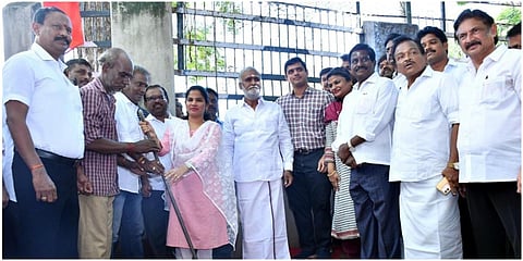 சென்னை துறைமுகம் தொகுதியில்  மாநகராட்சி சார்பில் ரூ.6 கோடியில் மேற்கொள்ளப்படும் பல்வேறு திட்டப் பணிகளை அமைச்சர் சேகர்பாபு தொடங்கிவைத்தார். மேயர் பிரியா உள்ளிட்டோர் உடனிருந்தனர்.  