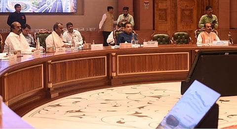 தமிழகத்தில் 11 புதிய திட்டங்களை செயல்படுத்தக் கோரி மத்திய அமைச்சர் கட்கரியிடம் அமைச்சர் எ.வ.வேலு மனு