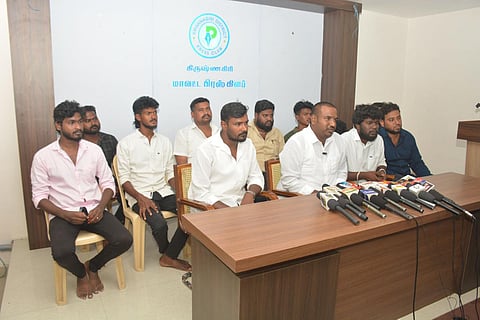 நாம் தமிழர் கட்சியின் கிருஷ்ணகிரி மண்டல செயலாளர் கரு.பிரபாகரன் மற்றும் நிர்வாகிகள்