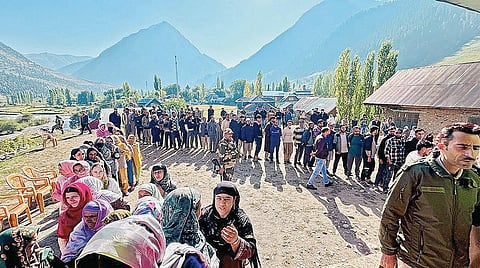 ஜம்மு-காஷ்மீரில் இறுதிகட்ட தேர்தல் நேற்று நடைபெற்றது. பண்டிப்போரா மாவட்டம் குரஸ் பள்ளத்தாக்கில் உள்ள வாக்குச்சாவடியில் நீண்ட வரிசையில் காத்திருந்த வாக்காளர்கள்.படம்: பிடிஐ