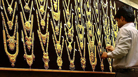 தங்கம் விலை பவுனுக்கு ரூ.400 உயர்வு: ஒரு பவுன் ரூ.56,800-க்கு விற்பனை