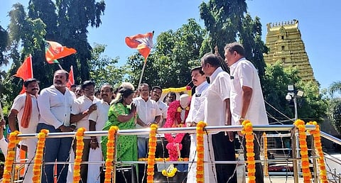 சென்னை கிண்டியில் உள்ள மகாத்மா காந்தி சிலைக்கு பாஜக முன்னாள் மாநிலத் தலைவர் தமிழிசை சவுந்தரராஜன் மாலை அணிவித்து மரியாதை செலுத்தினார்.