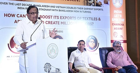 அகில இந்திய புரொபஷ்னல்ஸ் காங்கிரஸ் சார்பில், ஜவுளி உற்பத்தி தொழில்துறையினருடனான கலந்துரையாடல் நிகழ்வு கோவை பந்தய சாலை பகுதியில் உள்ள தனியார் தனியார் ஓட்டலில் இன்று மாலை நடந்தது. முன்னாள் மத்திய நிதியமைச்சர் ப.சிதம்பரம் பேசினார். படம்: ஜெ.மனோகரன்