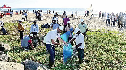 சென்னை துறைமுக வளாகத்தில் உள்ள கடற்கரையில் நடைபெற்ற தூய்மை பணியில் சென்னை துறைமுகம் மற்றும் காமராஜர் துறைமுகத்தின் தலைவர் சுனில் பாலிவால் பங்கேற்றார்.