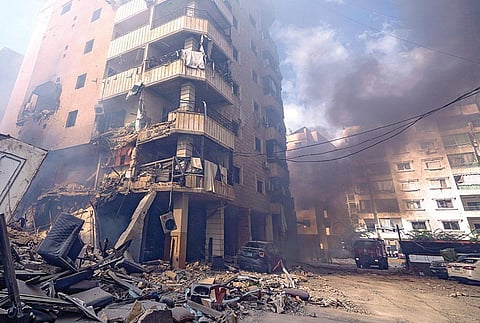 லெபனான் தலைநகர் பெய்ரூட் மீது இஸ்ரேல் ராணுவம் நேற்று நடத்திய வான்வழி தாக்குதலில் ஒரு கட்டிடம் சேதமடைந்து அப்பகுதி புகை மண்டலமாக மாறி இருக்கிறது.படம்: பிடிஐ