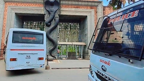 ஈஷா மையத்தில் போலீஸ் விசாரணைக்கு தடை: உச்ச நீதிமன்ற தலைமை நீதிபதி அமர்வு உத்தரவு