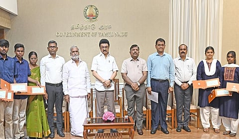 கோயில் அர்ச்சகர்களின் குழந்தைகளுக்கு ரூ.50 லட்சம் கல்வி உதவித் தொகை: முதல்வர் ஸ்டாலின் வழங்கினார்