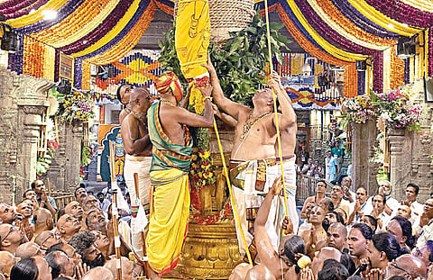 திருப்பதி ஏழுமலையான் கோயில் பிரம்மோற்சவ விழா நேற்று மாலை கொடியேற்றத்துடன் பிரம்மாண்டமாக தொடங்கியது.