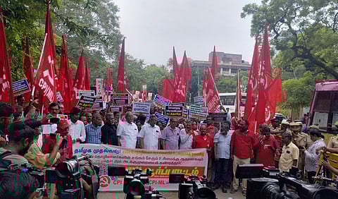 சாம்சங் தொழிலாளர்களுக்கு ஆதரவாக சென்னையில் ஆர்ப்பாட்டம்: முத்தரசன், கே.பாலகிருஷ்ணன் கைது