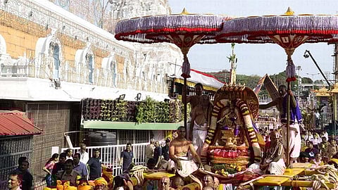 திருப்பதி பிரம்மோற்சவத்தின் 2-ம் நாள்: சின்ன சேஷ வாகனத்தில் எழுந்தருளிய மலையப்பர்