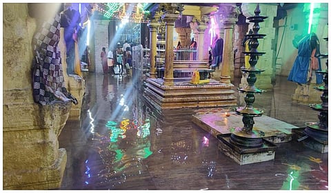 ராமேசுவரம் ராமநாதசுவாமி கோயிலுக்குள் மழை நீர் - பக்தர்கள் அவதி