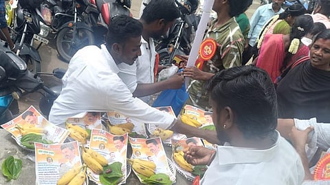 வெற்றிலை, பாக்கு வைத்து மதுரை மக்களை மாநாட்டுக்கு அழைத்த விஜய்யின் தவெக கட்சியினர்!