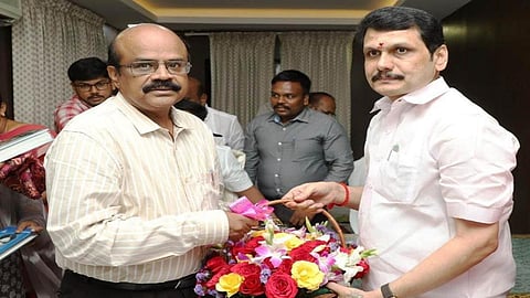 அமைச்சர் செந்தில்பாலாஜி கரூர் வருகை: ஆட்சியர், அரசு அதிகாரிகள், கட்சியினர் சந்திப்பு