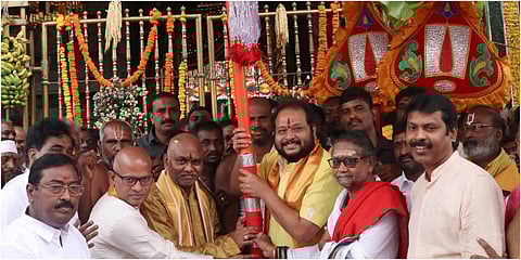 திருமலை திருப்பதி ஏழுமலையான் கோயில் பிரம்மோற்சவத்தை முன்னிட்டு, இந்து தர்மார்த்த சமிதி சார்பில்  ஊர்வலமாக கொண்டுவரப்பட்ட திருக்குடைகள் ஏழுமலையான் கோயிலில் இன்று சமர்ப்பிக்கப்பட்டன.