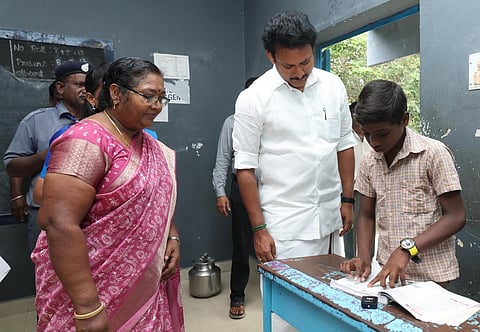 திருவண்ணாமலை அருகே அரசு பள்ளியில் மாணவரின் கற்றல் திறனை கேட்டறிந்த அமைச்சர் அன்பில் மகேஸ்.