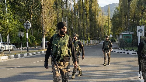 வாக்கு எண்ணும் மையத்தில் பாதுகாப்பு பணியில் ஈடுபட்டுள்ள பாதுகாவலர்கள்