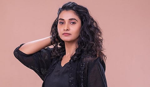 ‘அளந்து சிரிக்கணும் அமைதியா பேசணும்னுதான் விதி இருக்கு..!’ - பிரியா பவானி சங்கர் நேர்காணல்