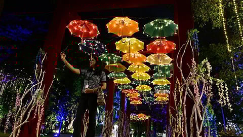 கலைஞர் நூற்றாண்டுப் பூங்காவில் செல்ஃபி எடுக்கும் பெண் - படம்: பி.வேளாங்கண்ணி ராஜ்.