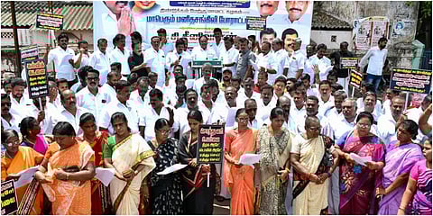 சொத்து வரி உயர்வைக் கண்டித்து நடந்த மனித சங்கிலிப் போராட்டத்தில் முன்னாள் அமைச்சர் திண்டுக்கல் சீனிவாசன் உரையாற்றினார்.