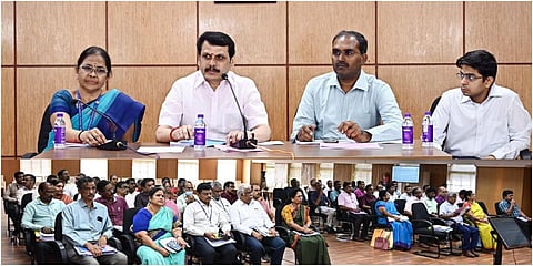 வடகிழக்கு பருவமழை முன்னெச்சரிக்கை நடவடிக்கைகள் குறித்து மின் துறை அமைச்சர் செந்தில் பாலாஜி தலைமையில் ஆய்வுக் கூட்டம் நடைபெற்றது.