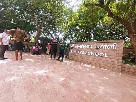 வெடிகுண்டு மிரட்டலைத் தொடர்ந்து, குழந்தைகளை வீட்டுக்கு அழைத்துச் செல்ல காத்திருந்த பெற்றோர். | இடம்: மதுரை | படம்: எஸ்.கிருஷ்ணமூர்த்தி