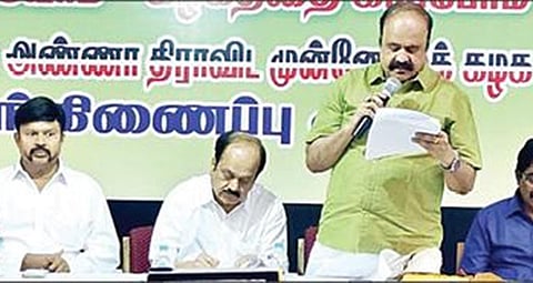 அதிமுக ஒருங்கிணைப்புக்கு ஒத்துழைக்காத தலைவர்கள் வீடு முற்றுகை: ஒருங்கிணைப்புக்குழு கூட்டத்தில் தீர்மானம்