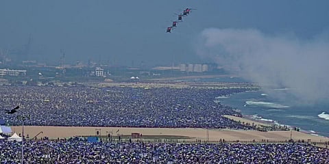 வான் சாகச நிகழ்வில் 5 பேர் உயிரிழப்பு: அரசிடம் விசாரிக்கக் கோரி மனித உரிமை ஆணையத்தில் அதிமுக புகார் மனு