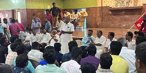 சுங்குவார்சத்திரம் தனியார் திருமண மண்டபத்தில் அடைத்து வைக்கப்பட்டிருந்த சாம்சங் தொழிலாளர்களை சந்தித்து திமுக கூட்டணிக் கட்சித் தலைவர்களான கே.பாலகிருஷ்ணன், முத்தரசன் மற்றும் திருமாவளவன் சந்தித்துப் பேசினா்.