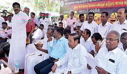 தமிழகத்துக்கு நிதி வழங்காத மத்திய அரைசக் கண்டித்து, ஆசிரியர் சங்கங்கள் மற்றும் அமைச்சுப் பணியாளர் சங்கங்களின் ஒருங்கிணைப்புக் குழு சார்பில் நேற்று ஆர்ப்பாட்டம் நடைபெற்றது. இதில், மார்க்சிஸ்ட் மாநில செயலாளர் கே.பாலகிருஷ்ணன், இந்திய கம்யூனிஸ்ட் மாநில செயலாளர் இரா.முத்தரசன், விசிக தலைவர் திருமாவளவன், திமுக அமைப்பு செயலாளர் ஆர்.எஸ்.பாரதி உள்ளிட்டோர் பங்கேற்றனர். | படம்: எஸ்.சத்தியசீலன் |