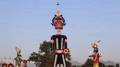 டெல்லி துவாரகா பகுதியில் அமைக்கப்பட்டுள்ள 211 அடி உயர ராவணன் உருவ பொம்மை.