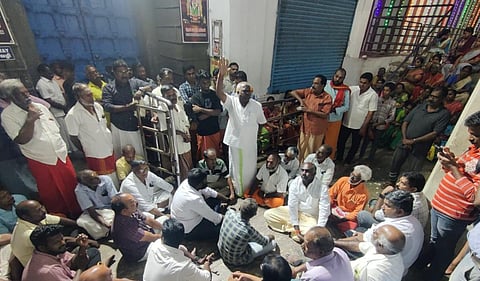 கன்னியாகுமரி பகவதியம்மன் கோயில் நவராத்திரி திருவிழாவிற்கு யானை பயன்படுத்தாததை கண்டித்து கோயில் முன்பு அமர்ந்து முற்றுகை போராட்டம் நடத்திய பக்தர்கள்.