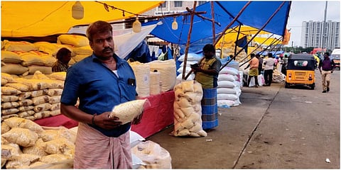 கோயம்பேடு உணவு தானிய மொத்த விற்பனை வளாகத்தில் திறக்கப்பட்டுள்ள ஆயுதபூஜை சிறப்பு சந்தையில் பொரி வாங்க ஆட்கள் இன்றி வெறிச்சோடி காணப்பட்டது.